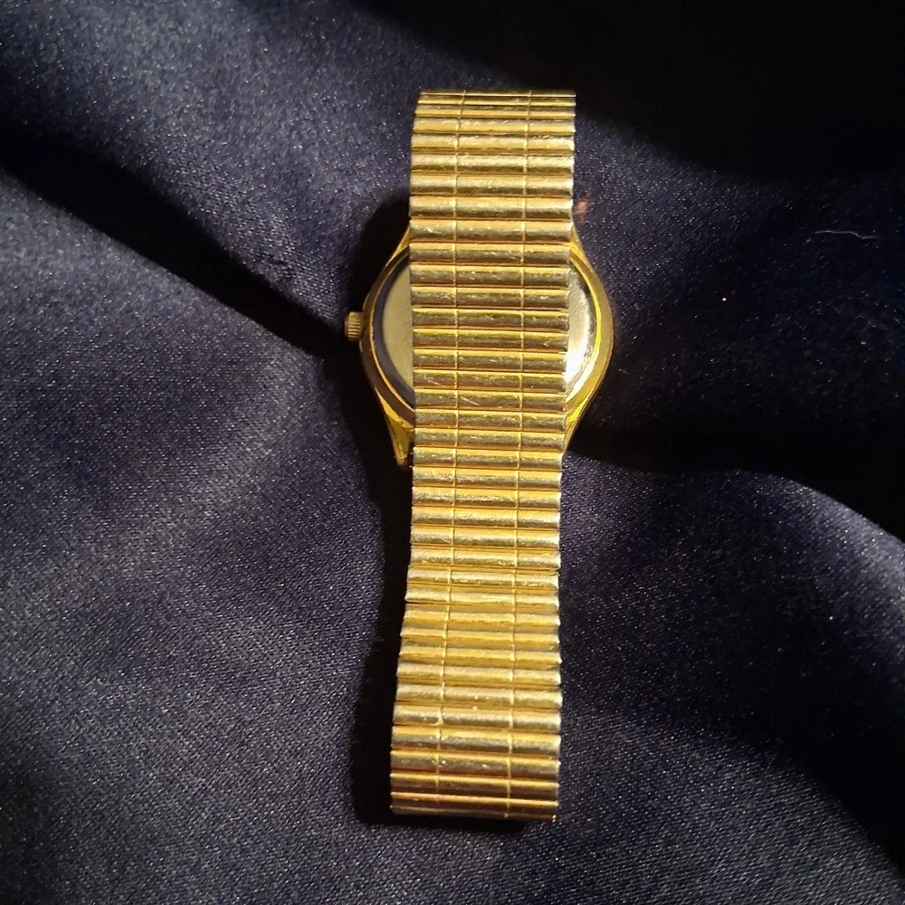 Vintage Dakota Quartz Movement Mens Watch With Day & Date